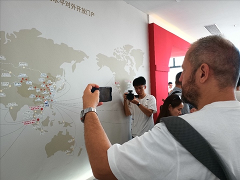 來自波黑的法魯克·博里奇用手機記錄廣州港可以通達(dá)到的世界城市與地區(qū)。石青川 攝