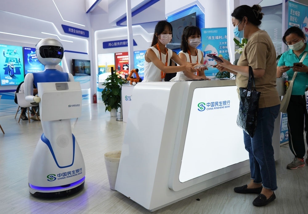 2022年9月4日，在服貿會首鋼園區(qū)金融服務專題展上，參觀者在中國民生銀行展臺咨詢金融業(yè)務。新華社記者 金皓原 攝
