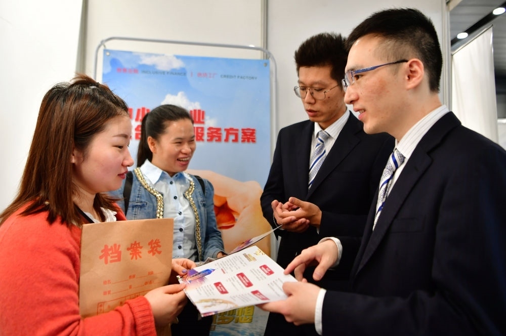 2019年5月9日，兩名鞋業(yè)公司的工作人員（左一和左二）向銀行工作人員咨詢中小微企業(yè)金融服務方案細則。當日，福建自貿區(qū)福州片區(qū)稅企銀三方對接會在馬尾基金小鎮(zhèn)舉辦，來自傳統(tǒng)制造業(yè)、物聯(lián)網(wǎng)和電子商務等行業(yè)的企業(yè)代表參加對接會。新華社記者 魏培全 攝