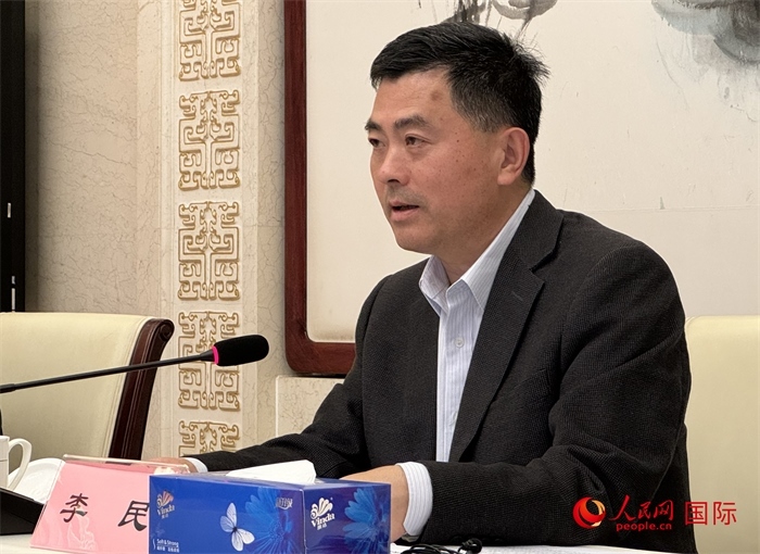 10月31日，歐美同學(xué)會秘書長李民在第五屆中法文化論壇媒體吹風(fēng)會上講話。（人民網(wǎng) 謝瑩攝）