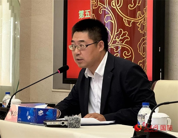 10月31日，歐美同學(xué)會副秘書長滕劍峰在第五屆中法文化論壇媒體吹風(fēng)會上講話。（人民網(wǎng) 謝瑩攝）