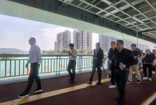 10月24日，2023“一帶一路”媒體合作論壇聯(lián)合采訪團(tuán)團(tuán)員走在清水塘大橋景觀通道上。本報記者 常雯宜攝