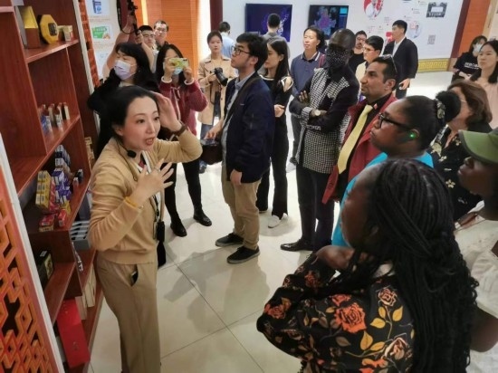 2023“一帶一路”媒體合作論壇聯(lián)合采訪團(tuán)參觀仁和863科技園產(chǎn)品展示區(qū)。（本報(bào)記者 黃超攝）