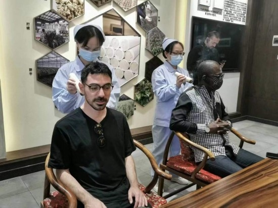 2023“一帶一路”媒體合作論壇聯(lián)合采訪團(tuán)團(tuán)員在九牛草展示館體驗(yàn)艾灸。（本報(bào)記者 黃超攝）
