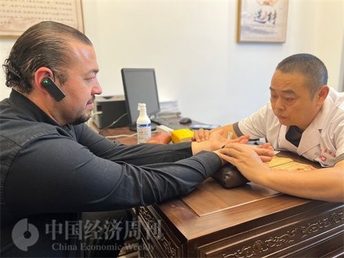  （外媒記者走進(jìn)中醫(yī)堂，問診中醫(yī)名師。中國經(jīng)濟(jì)周刊記者 郭志強(qiáng)攝）