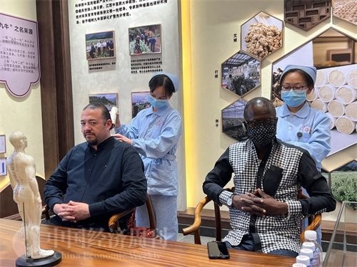  （外媒記者爭先恐后體驗(yàn)艾灸，直呼神奇。中國經(jīng)濟(jì)周刊記者 郭志強(qiáng) 攝）