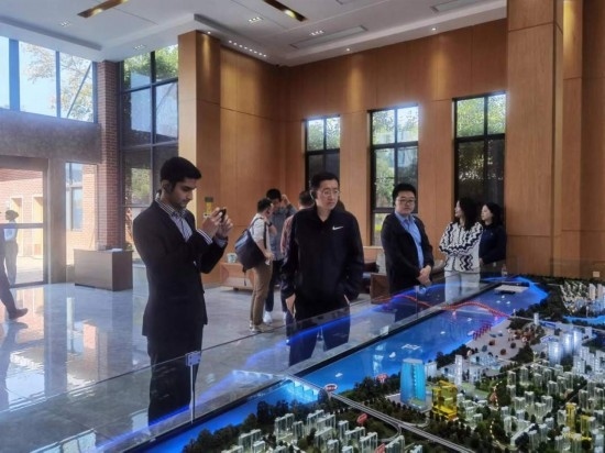 10月24日，2023“一帶一路”媒體合作論壇聯(lián)合采訪團(tuán)團(tuán)員在清水塘投資集團(tuán)招商服務(wù)中心參觀。本報記者 常雯宜攝