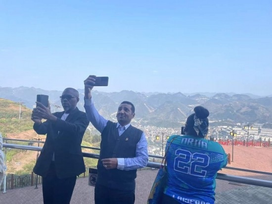 外媒記者在天釀景區(qū)拍照留念。本報(bào)記者葉子攝