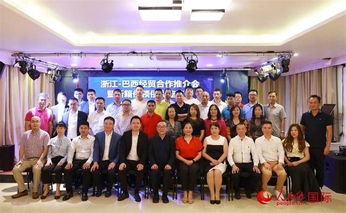 與會(huì)嘉賓合影。人民網(wǎng)記者 陳海琪攝