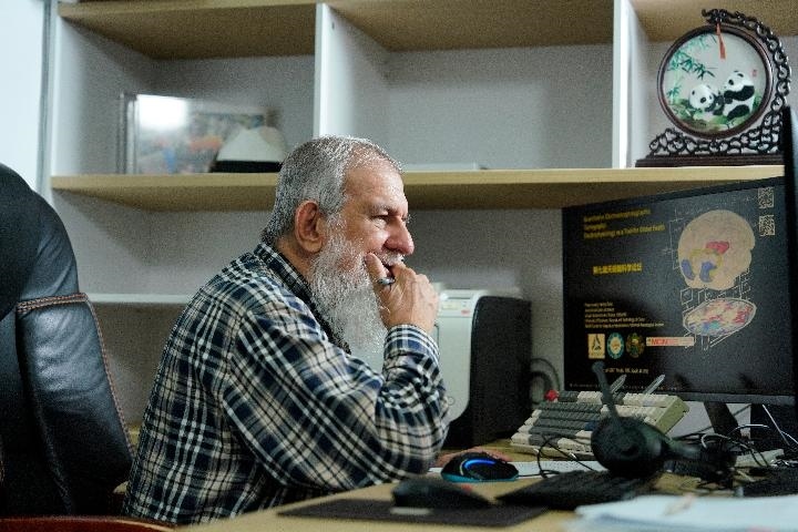 10月31日，古巴科學(xué)家裴德樂(lè)在電子科技大學(xué)做科研。