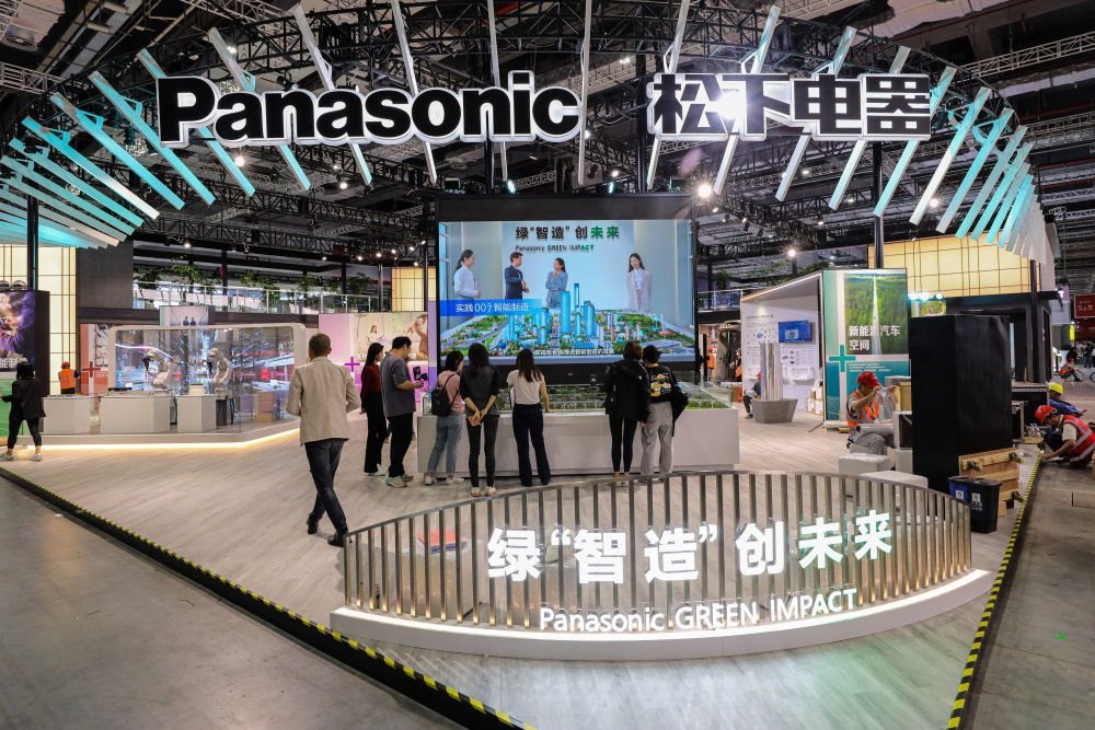 2023年11月2日，工作人員在進(jìn)博會(huì)松下電器展位做準(zhǔn)備工作。新華社記者 辛夢晨 攝