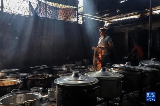11月3日，在加沙地帶南部城市拉法，人們?cè)诿簹庵袛嗪笥貌窕鹱鲲?。新華社發(fā)（里澤克·阿卜杜勒賈瓦德攝）