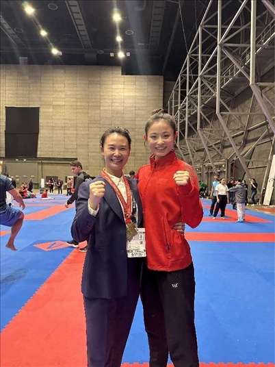 教練李紅（左）與龔莉（右）在2023年匈牙利布達(dá)佩斯世界空手道錦標(biāo)賽上合影。受訪者供圖