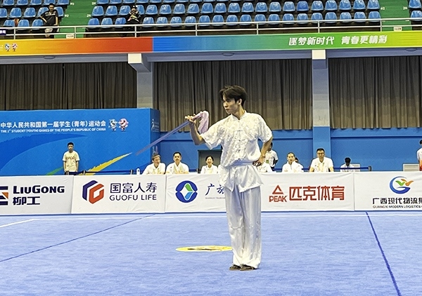 11月6日，第一屆全國學(xué)生（青年）運動會武術(shù)套路（大學(xué)組）男子自選劍術(shù)比賽中。人民網(wǎng)記者 歐興榮攝