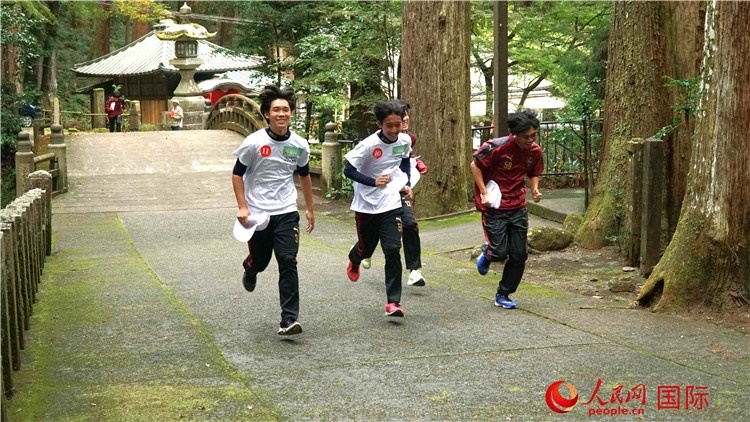 中日青少年在百年古剎里奔跑，揮灑青春的汗水。人民網(wǎng) 蔣曉辰攝