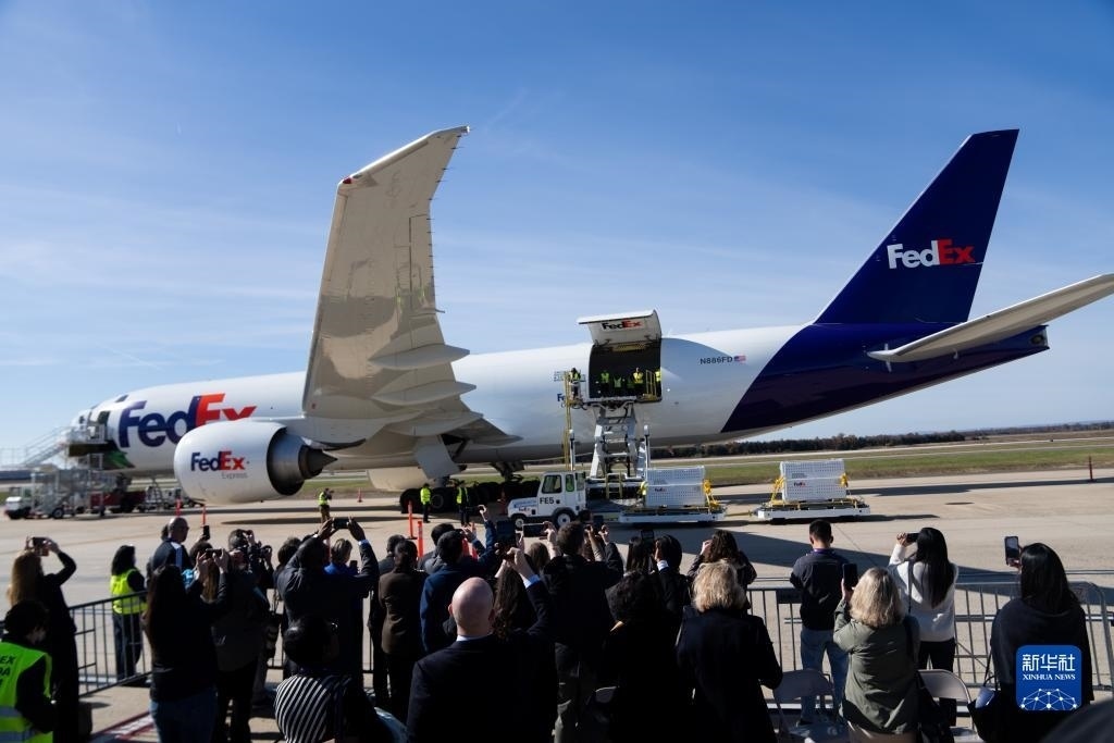 11月8日，在美國弗吉尼亞州的華盛頓杜勒斯國際機場，裝有大熊貓的特制“旅行包廂”準備運上專機。新華社記者劉杰攝