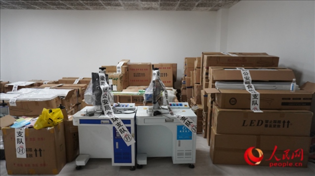 查封的假冒品牌燈具等。人民網(wǎng) 肖聰聰 攝