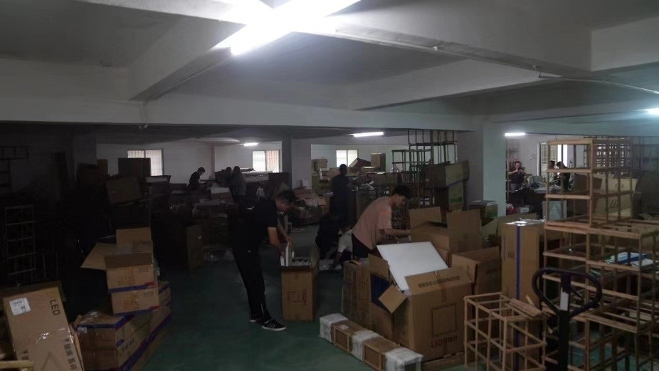 查處倉庫現(xiàn)場。重慶市梁平區(qū)公安局供圖。