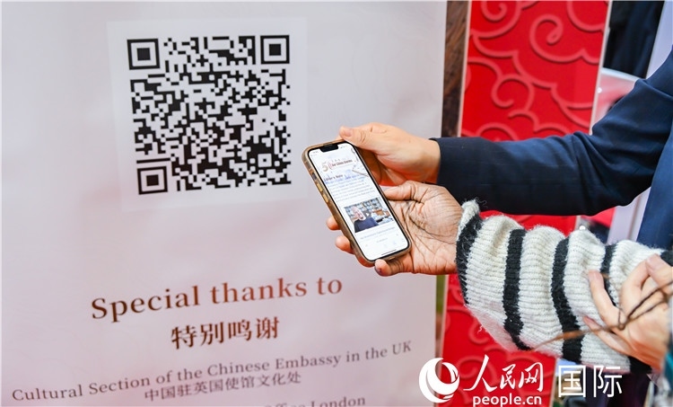 觀眾掃碼《我們的中國故事》系列視頻。人民網(wǎng) 郭錦標(biāo)攝