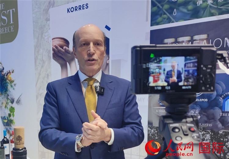 希華集團(tuán)創(chuàng)始人兼首席執(zhí)行官甘德密先生接受采訪。人民網(wǎng) 殷韜攝