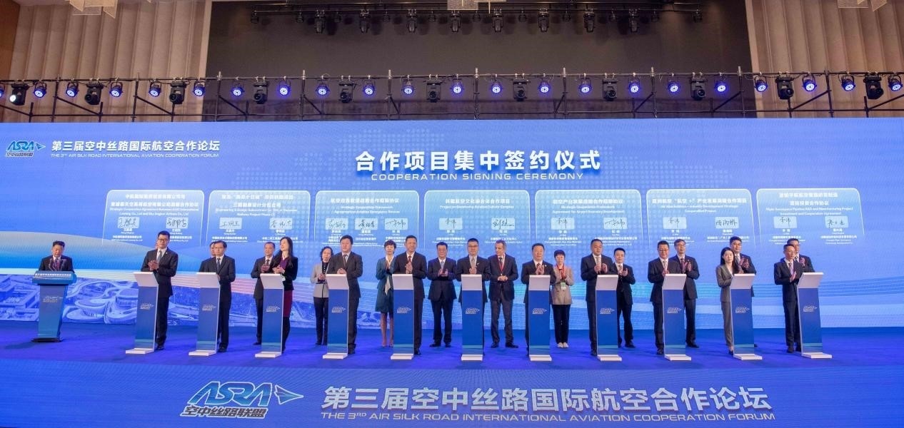 圖為7個(gè)國內(nèi)外合作項(xiàng)目現(xiàn)場簽約。人民網(wǎng)記者 唐宋攝