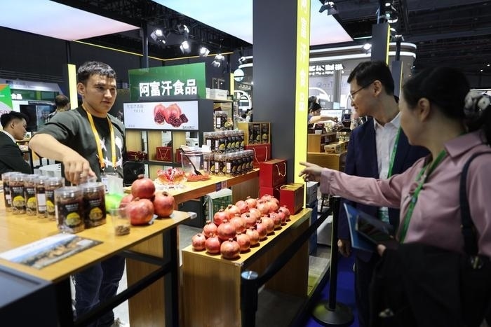 11月6日，在第六屆進(jìn)博會食品及農(nóng)產(chǎn)品展區(qū)，阿富汗食品吸引參展人員。