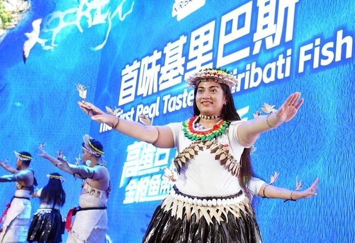 11月8日，來自基里巴斯的參展人員在基里巴斯水產(chǎn)品推介活動上表演。