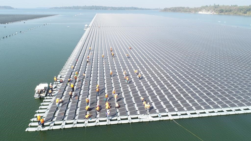 2021年1月23日，施工人員檢查泰國烏汶府詩琳通大壩綜合浮體光伏項(xiàng)目的太陽能板安裝情況。新華社發(fā)（泰國國家電力局項(xiàng)目組供圖）