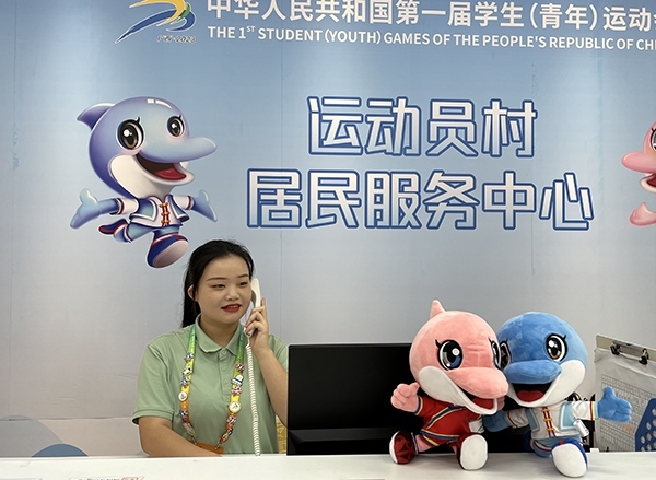 朱珊妮在接聽住宿服務(wù)中心的熱線電話。人民網(wǎng)記者 歐興榮攝