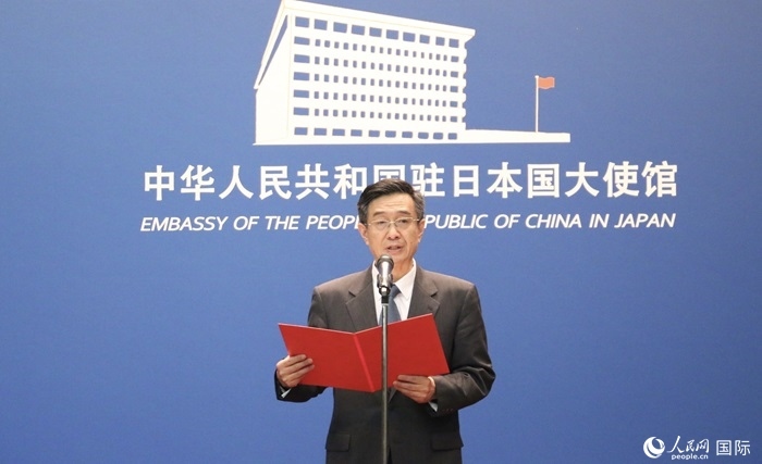 中國(guó)駐日本大使館教育處公使銜參贊杜柯偉宣讀獲獎(jiǎng)人員名單。人民網(wǎng) 許可攝