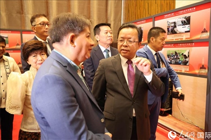 論壇期間配套舉行“‘?dāng)[脫貧困之路’——寧德扶貧開(kāi)發(fā)圖片展”。人民網(wǎng)記者樊帆 攝