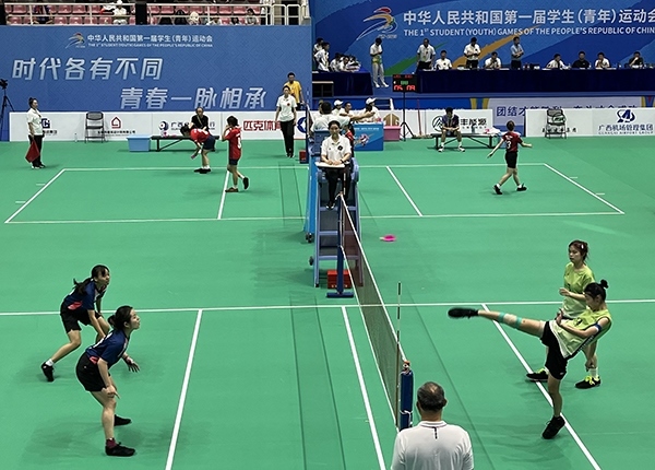 11月11日，第一屆全國學生（青年）運動會毽球（校園組）比賽現(xiàn)場。人民網記者 歐興榮攝