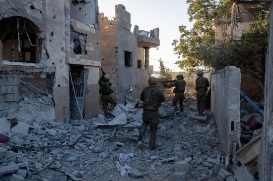 這張以色列國防軍11月12日發(fā)布的照片顯示，以軍地面部隊在加沙地帶北部開展軍事行動。新華社發(fā)