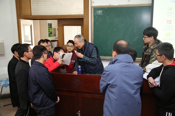 鐘萬勰院士為學(xué)生們答疑解惑。大連理工大學(xué)供圖