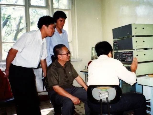 秦裕琨與團隊在一起。哈爾濱工業(yè)大學(xué)供圖