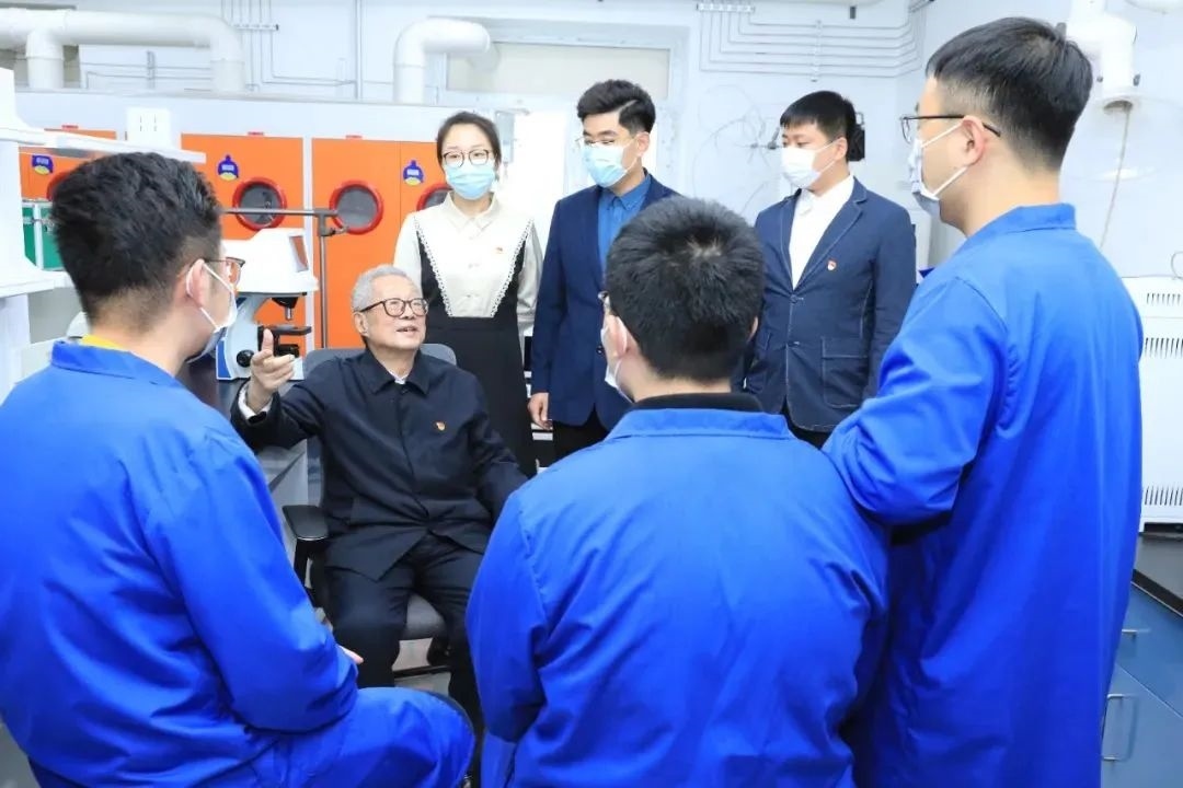 秦裕琨院士在實驗室與青年師生交流。哈爾濱工業(yè)大學(xué)供圖