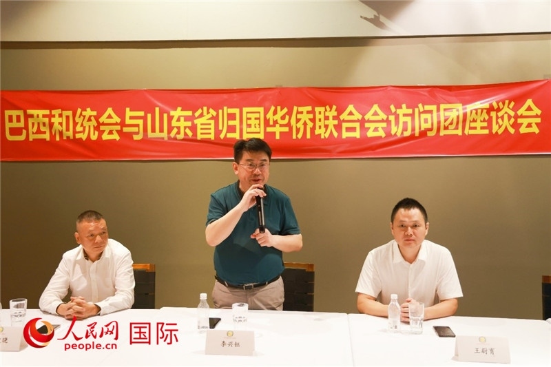 中國僑聯(lián)副主席、山東省僑聯(lián)主席李興鈺（中）在座談會上致辭。人民網(wǎng)記者 陳海琪攝