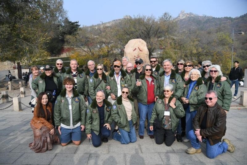 2023年10月29日，美國(guó)飛虎隊(duì)老兵莫耶一行人在北京八達(dá)嶺長(zhǎng)城合影留念。