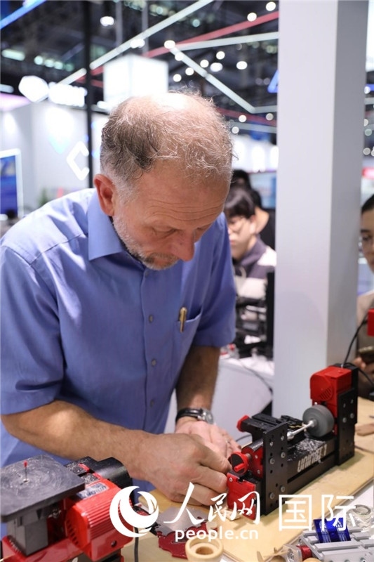 第25屆中國國際高新技術(shù)成果交易會(huì)15日在深圳開幕，圖為展商現(xiàn)場演示精密加工工具。人民網(wǎng)記者 魯揚(yáng)攝