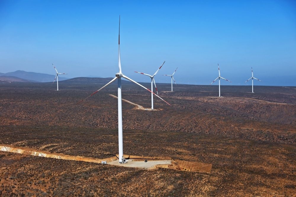 這是2023年2月14日拍攝的位于智利中部沿海的蓬塔謝拉風電場。蓬塔謝拉風電場是中國在智利投資建設的首個風電場，2018年正式投產發(fā)電，可滿足13萬戶家庭的用電需求，同時每年還能減少15.7萬噸碳排放。