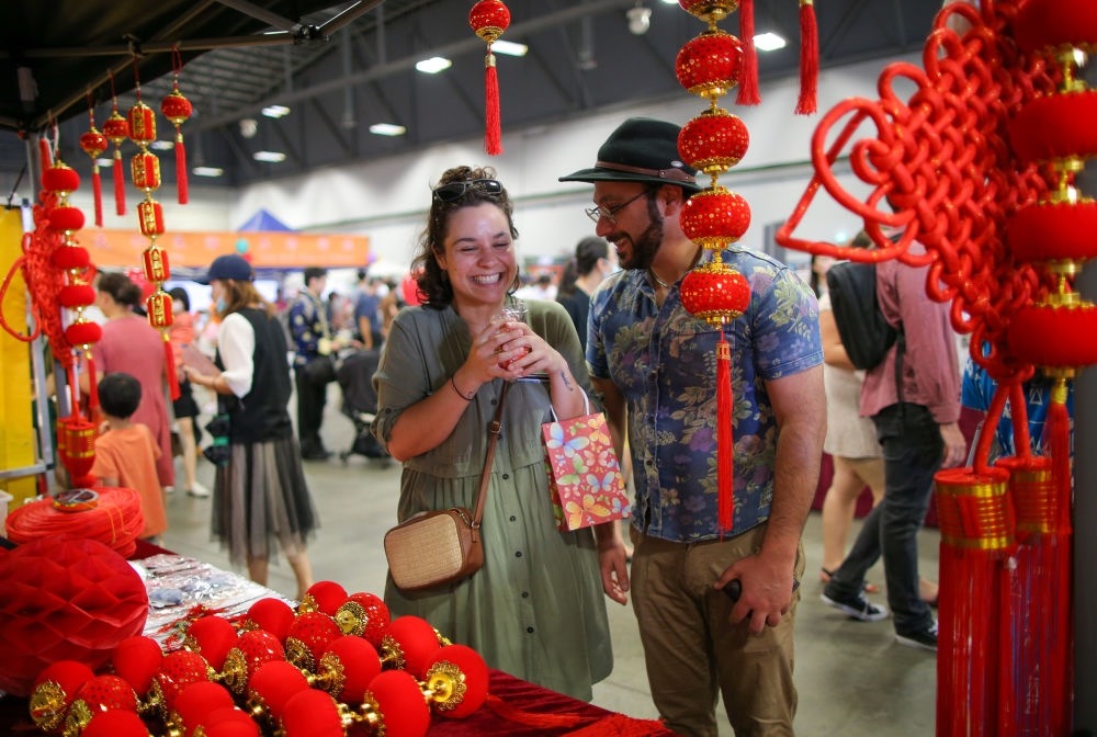 2023年1月21日，在新西蘭奧克蘭舉行的迎接中國農歷春節(jié)活動上，人們購買新春裝飾品。這個活動吸引當?shù)厣先f名各族裔民眾聚集一起，共迎中國春節(jié)。