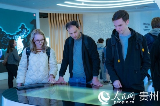 在國家大數(shù)據(jù)（貴州）綜合試驗區(qū)交流體驗中心，歐亞國家記者體驗貴州大數(shù)據(jù)應用場景。人民網(wǎng) 陽茜攝