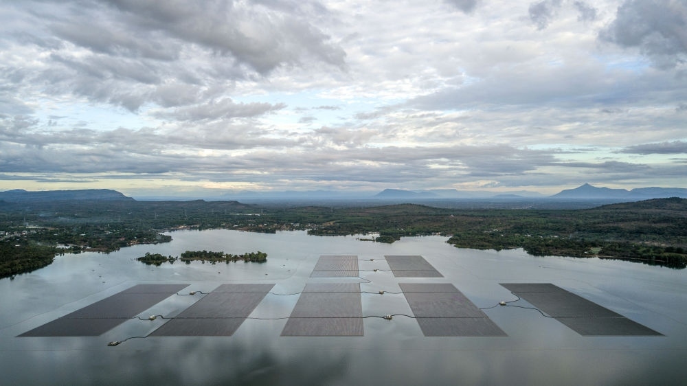 這是2022年12月8日在泰國烏汶府詩琳通水庫拍攝的浮體光伏項目（無人機照片）。中泰兩國聯(lián)合修建的浮體光伏項目2021年10月投入商業(yè)運營。中國制造的電池板不斷將日光轉化為清潔電能，輸送至當?shù)厍Ъ胰f戶。