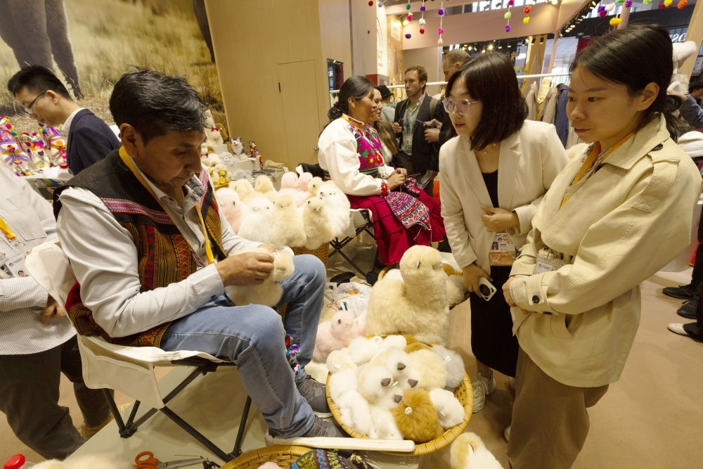 2023年11月7日，秘魯羊駝毛制品手藝人馬馬尼大叔在中國上海舉辦的第六屆進博會上展示羊駝玩偶制作工藝。秘魯特色羊駝毛制品連續(xù)六屆在進博會上亮相，收獲大量訂單。進博會大舞臺讓秘魯傳統(tǒng)手藝人有了更廣闊的發(fā)展空間。