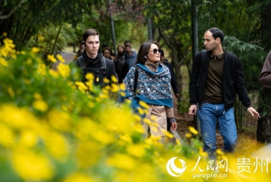 歐亞國家媒體記者走進觀山湖公園。人民網(wǎng) 陽茜攝