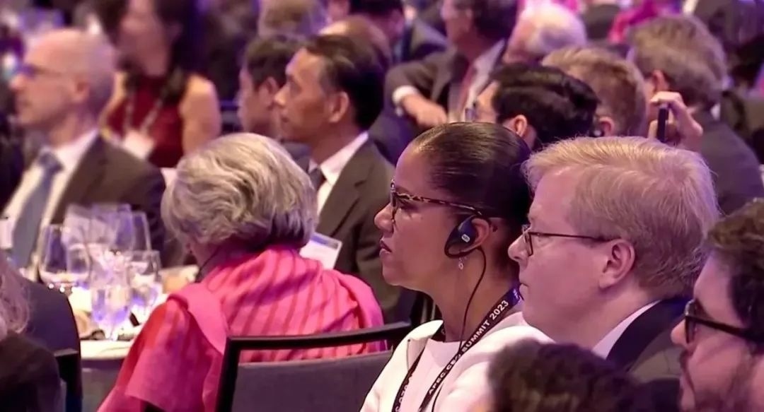 △參加宴會的人士認(rèn)真聆聽演講。