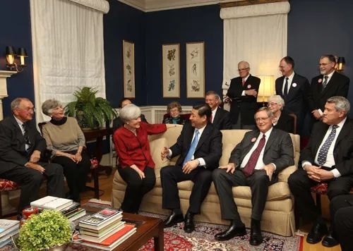 △2012年2月15日，習(xí)近平在前艾奧瓦州友好省州委員會委員蘭蒂夫人（左三）的家中回憶1985年訪問該地時的情景。