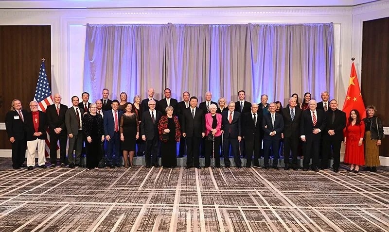 △宴會開始前，習(xí)近平主席會見飛虎隊(duì)和史迪威將軍后人、鼓嶺、艾奧瓦州、華盛頓州等方面友好人士代表，同他們親切交談并合影留念。