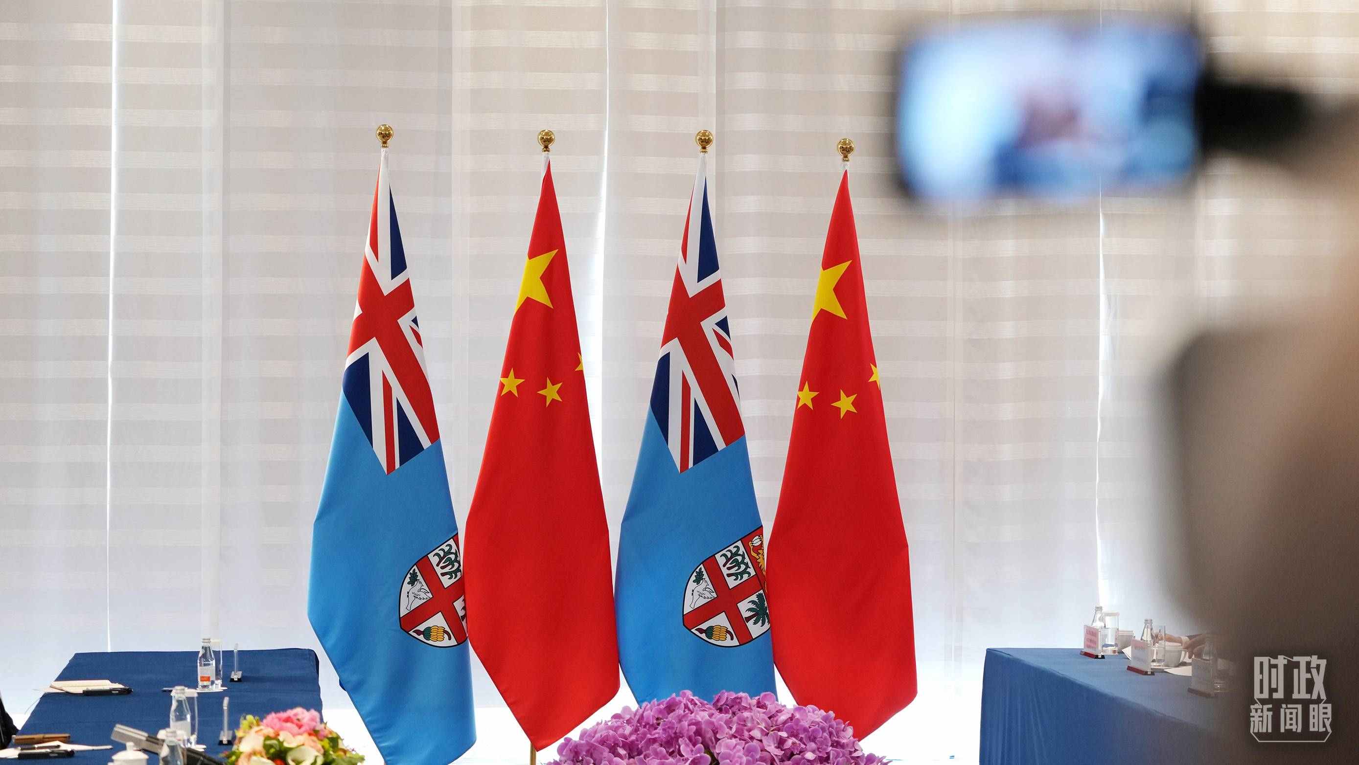 △會(huì)談現(xiàn)場(chǎng)的中斐兩國(guó)國(guó)旗。（總臺(tái)國(guó)廣記者李晉拍攝）
