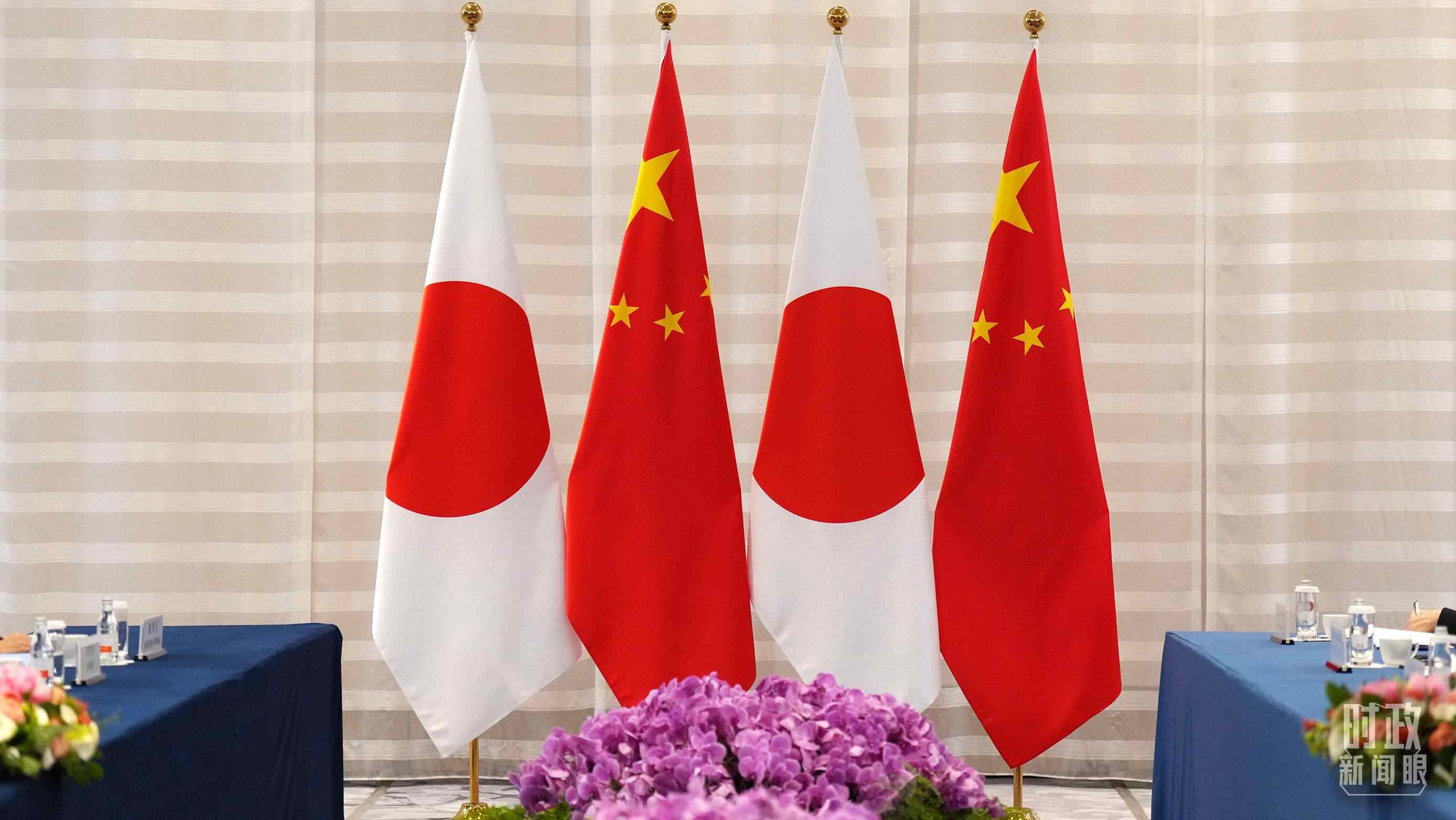 △會(huì)談現(xiàn)場(chǎng)的中日兩國(guó)國(guó)旗。（總臺(tái)國(guó)廣記者李晉拍攝）
